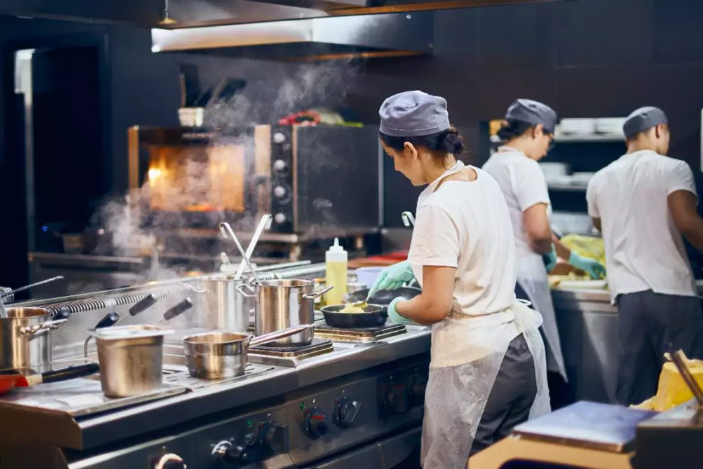 Perbedaan Bisnis Resto Kafe dan Cloud Kitchen